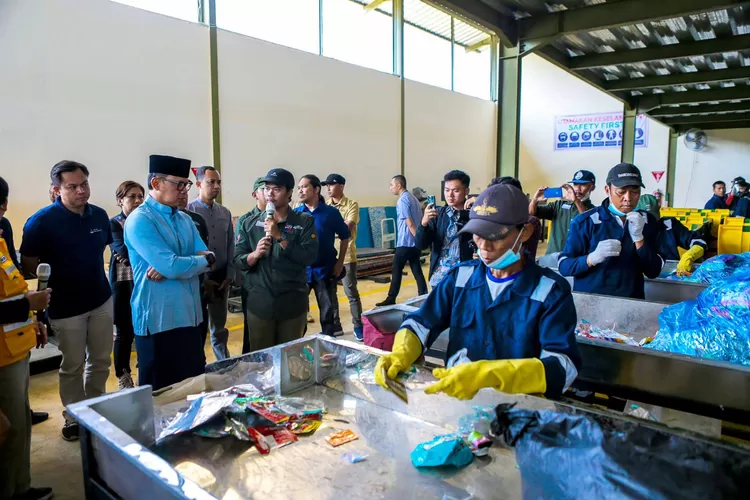 Wali Kota Bogor Bima Arya meninjau proses pengolahan sampah di TPS3R Mekarwangi Kota Bogor. (Pemkot Bogor)