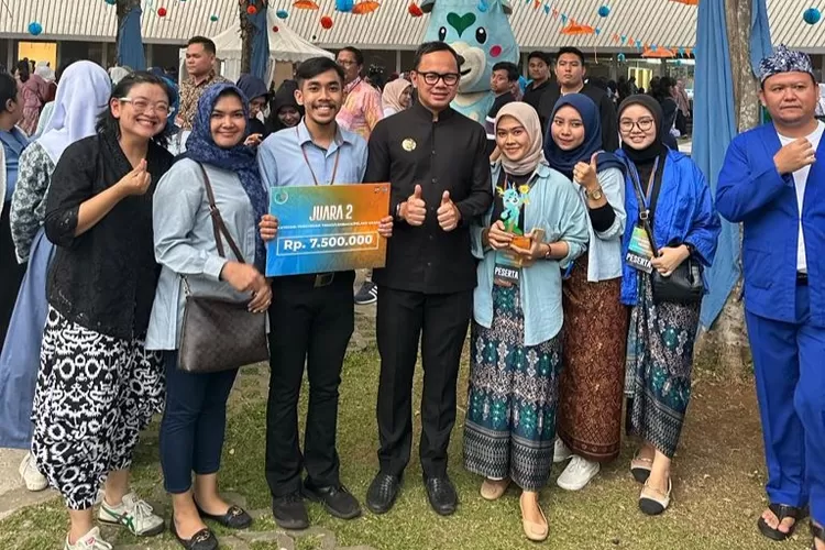 Foto bersama jajaran Diskominfo Kota Bogor bersama Wali Kota Bogor Bima Arya, setelah program SiBadra berhasil menyabet BIA 2023.