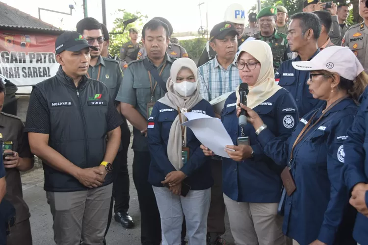 Pelaksanaan ekseskusi Pasar Teknik Umum oleh Pengadilan Negeri Bogor. Perumda Pasar Pakuan Jaya pun resmi kelola Pasar TU dari PT Galvindo Ampuh. (Perumda Pasar Pakuan Jaya)