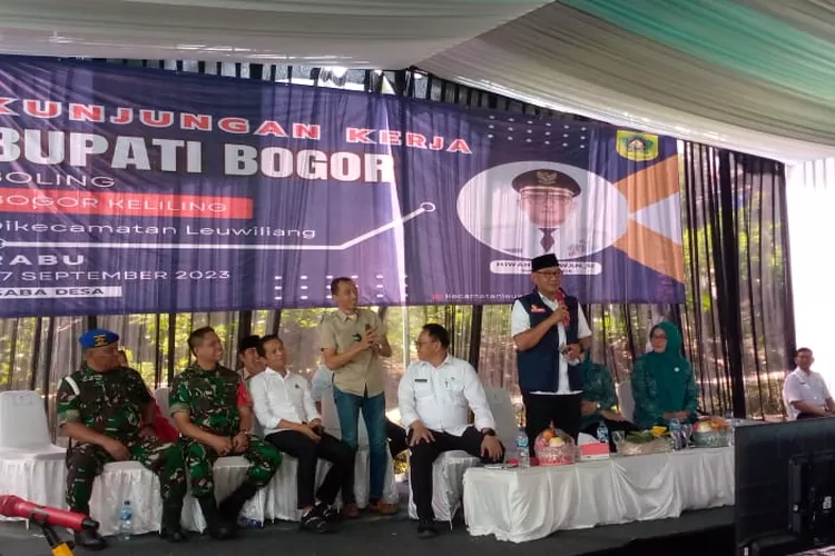 Bupati Bogor Iwan Setiawan dalam boling di Kecamatan Leuwiliang. (Ade/Metropolitan)