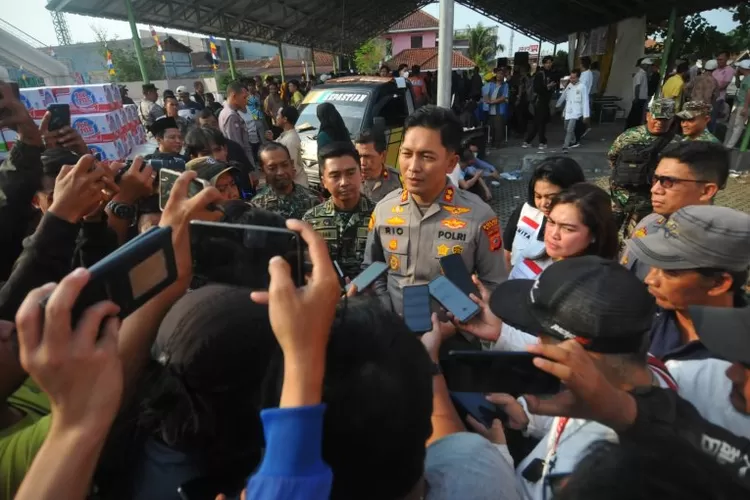 Kapolres Bogor, AKBP Rio Wahyu Anggoro bersama Dandim 0621 Kabupaten Bogor, Letkol Kav. Gan Gan Rusgandara meninjau langsung lokasi kebakaran di Pasar Leuwiliang, Kecamatan Leuwiliang. (Radar Bogor)