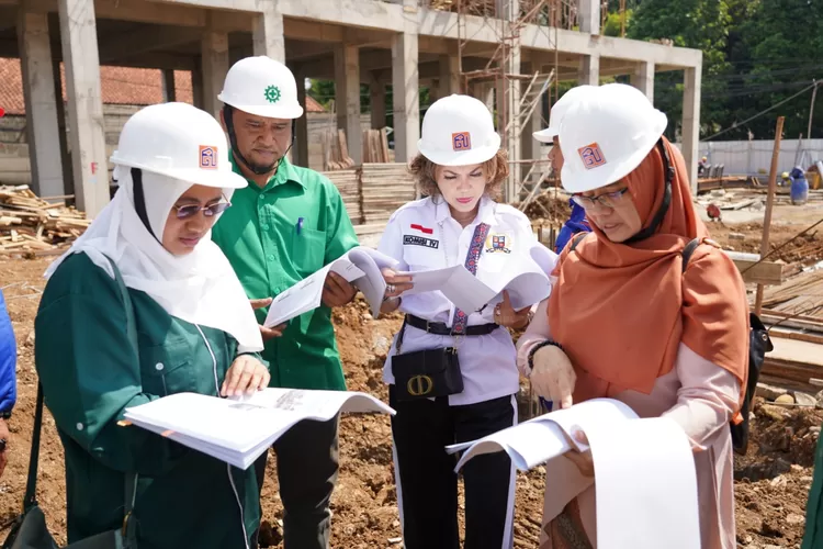 Jajaran Komisi IV DPRD Kota Bogor melalukan sidak ke proyek pembangunan Museum Pajajaran Kota Bogor. 