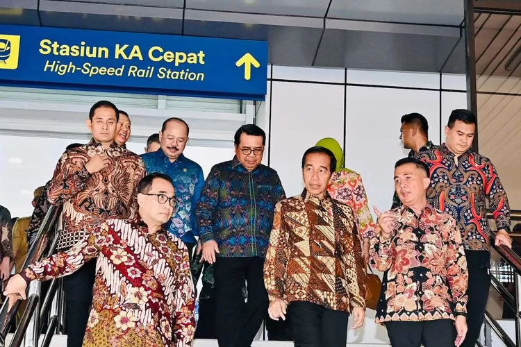 Pj Gubernur Jawa Barat Bey Machmudin bersama Presiden Jokowi saat meresmikan Kereta Cepat Whoosh. (Pemprov Jabar)