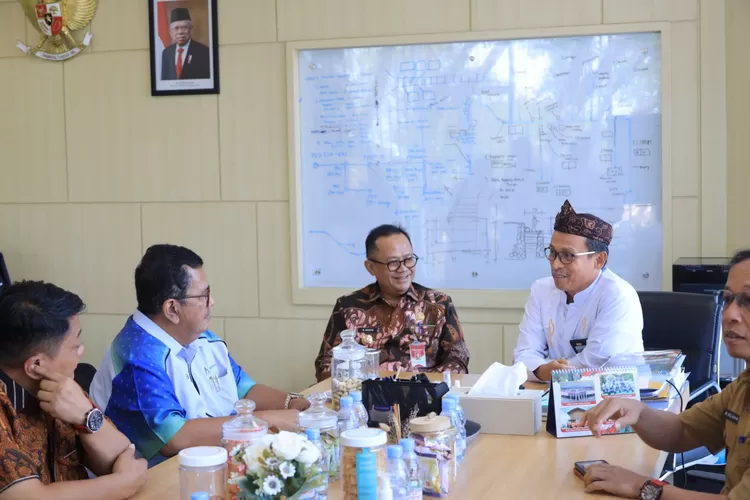 Pj Wali Kota Bekasi Raden Gani Muhammad bersama BBWS membahas persoalan air bersih. (Pemkot Bekasi)