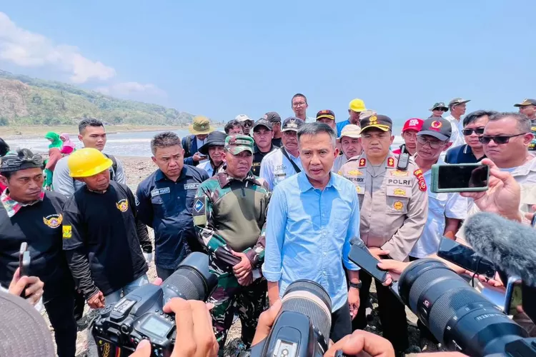 Pj Gubernur Jabar Bey Machmudin meninjau bersih sampah di Pantai Cibutun, Sukabumi. (Pemprov Jabar)