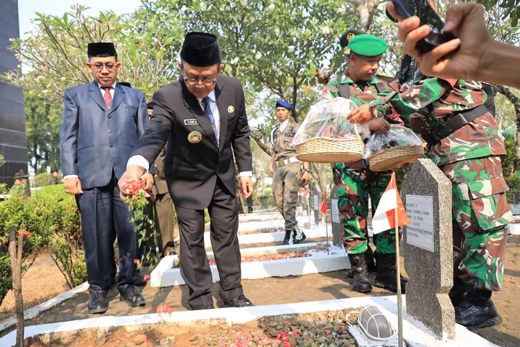 Pj Wali Kota Bekasi Raden Gani Muhammad dalam peringati HUT TNI AD ke 78 menghadiri ziarah makam dan tabur bunga di TMP. (Pemkot Bekasi)