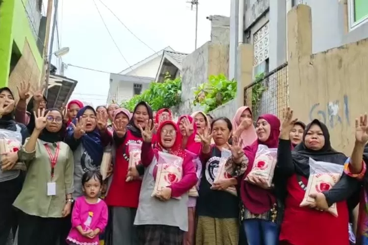 Anggota DPRD Kota Bogor Atty Somaddikarya gencarkan program beras murah buat warga. (dok pribadi)