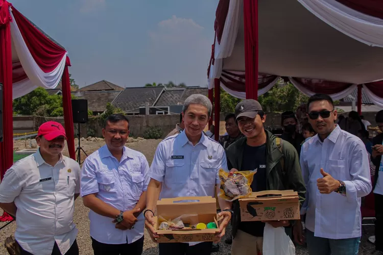 Wakil Wali Kota Bogor Dedie Rachim dalam peletakan batu pertama pusat kuliner terbaru bagi wisatawan di Kota Bogor. (Pemkot Bogor)