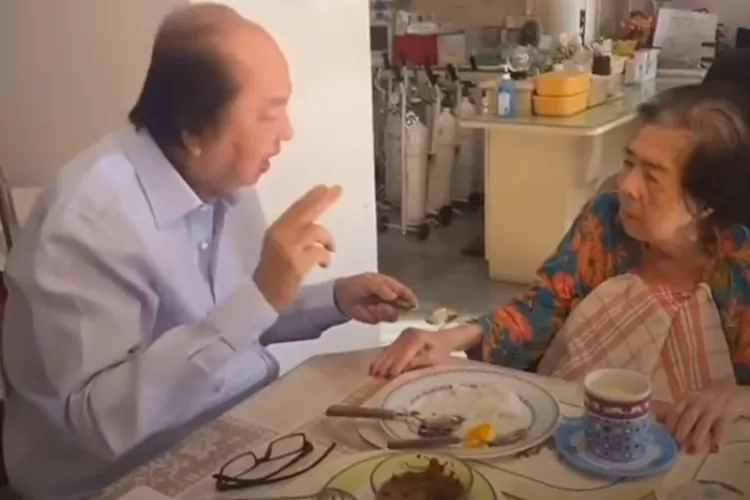 Momen pendiri Mayapada Group Dato Sri Tahir saat menyuapi ibunya sebelum ke IKN untuk membangun rumah sakit terbaik di Kalimantan. (Instagram @hotmanparisofficial)