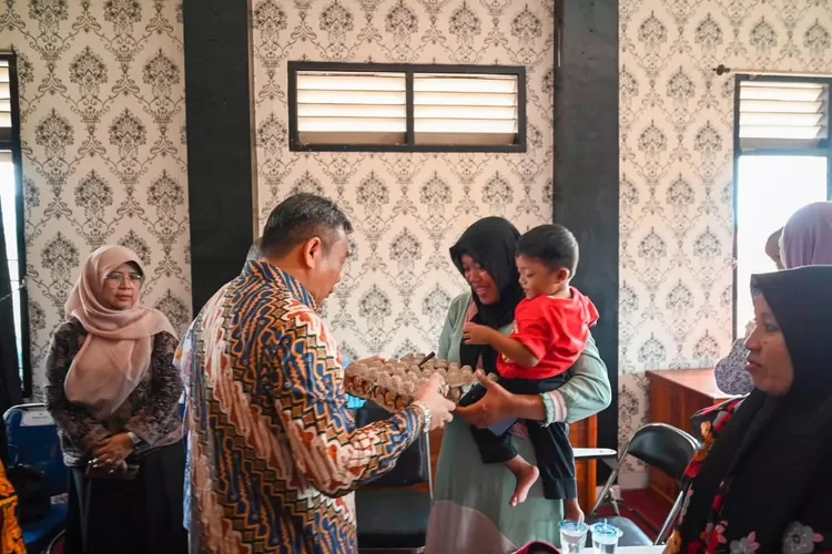 Pj Bupati Purwakarta Benni Irwan menyerahkan bantuan pangan penanganan stunting. (Diskominfo Purwakarta)