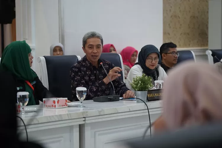 Wakil Wali Kota Bogor Dedie Rachim menerima P3SI dalam upaya penanganan stunting. (Pemkot Bogor)