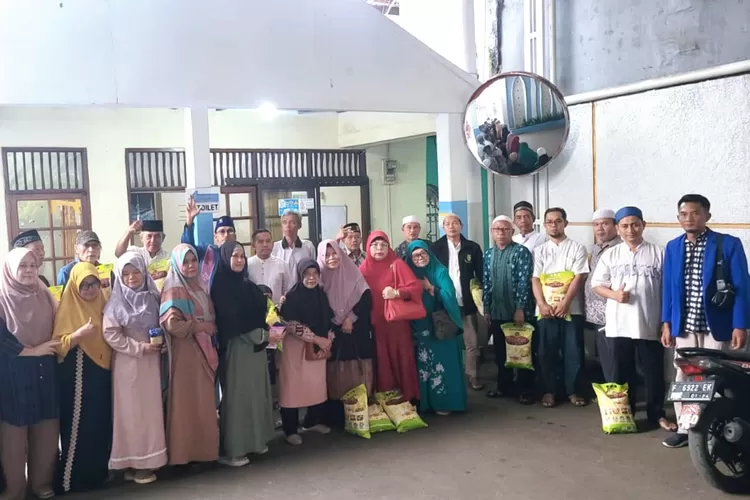PAN Kota Bogor membagikan bantuan beras kepada guru ngaji. (PAN Kota Bogor)