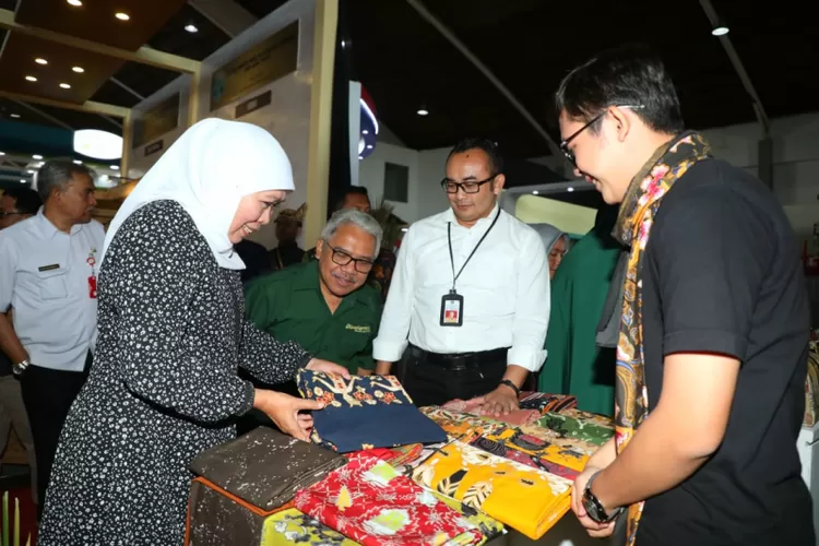 Gubernur Khofifah Indar Parawansa melihat (Pemprov Jatim)
