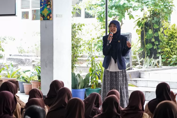Anggota DPRD Kota Bogor Anna Mariam Fadhilah sampaikan pendidikan Pancasila buat pelajar. (DPRD Kota Bogor)