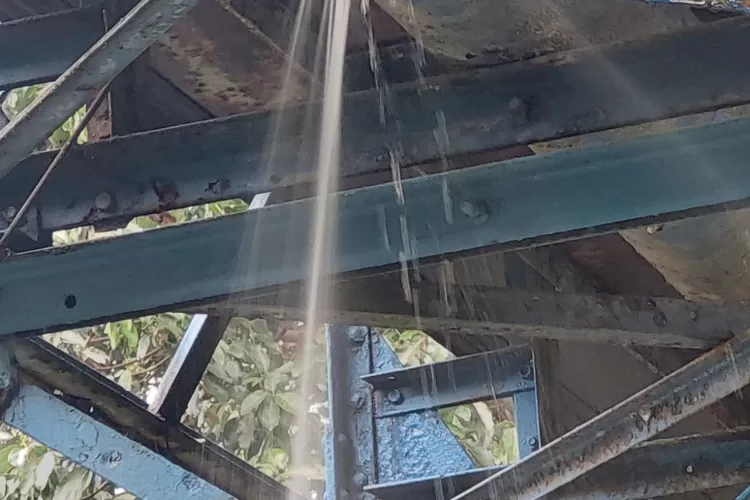 Pipa milik Perumda Tirta Pakuan Kota Bogor yang bocor diduga dirusak oleh warga. (Perumda Tirta Pakuan)