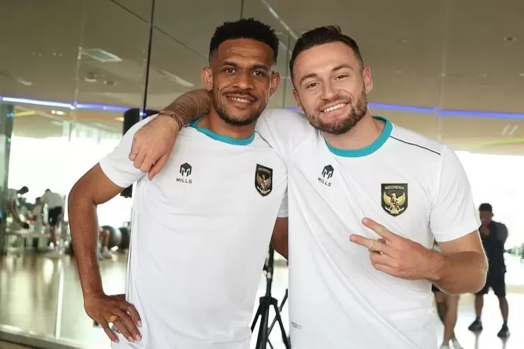 Pemain Timnas Indonesia Ricky Kambuaya bersama Marc Klok. (Jawapos)