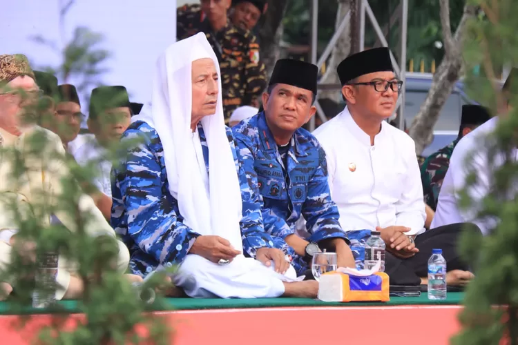 Habib Luthfi bin Yahya bersama Bupati Bogor Iwan Setiawan dalam Maulid Nabi Muhammad SAW di Cibinong, Kabupaten Bogor, Sabtu 14 Oktober 2023. (Devina/Metropolitan)