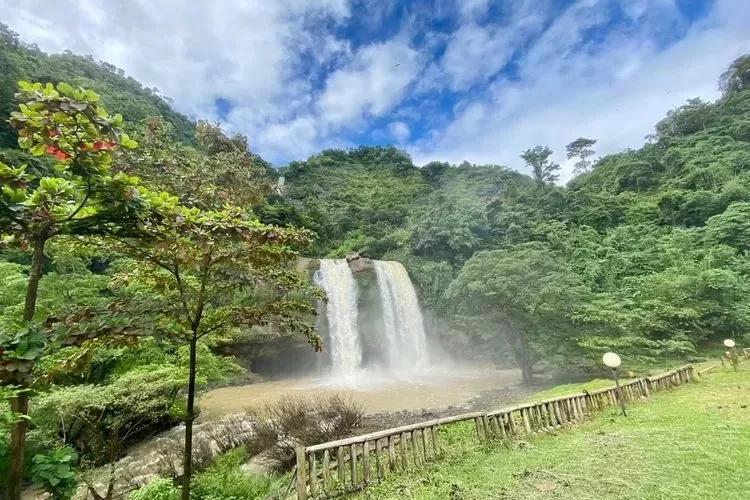 Curug Sodong sebagai wisata populer di Sukabumi. (radarcianjur.com)