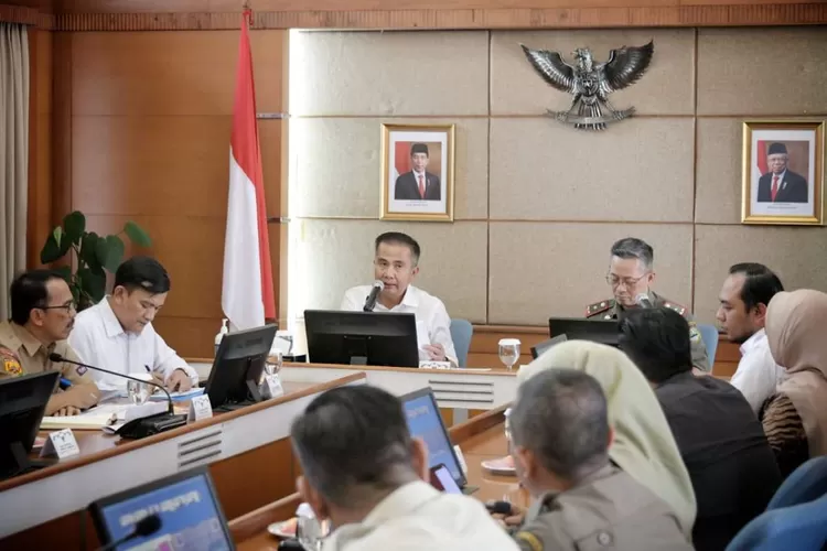 Pj Gubernur Jawa Barat Machmudin saat memimpin Rakor Cipta Trantibum Pemilu 2024 Se-Jawa Barat di Gedung Sate, Kota Bandung, Senin (16/10/2023). (Pemprov Jabar)