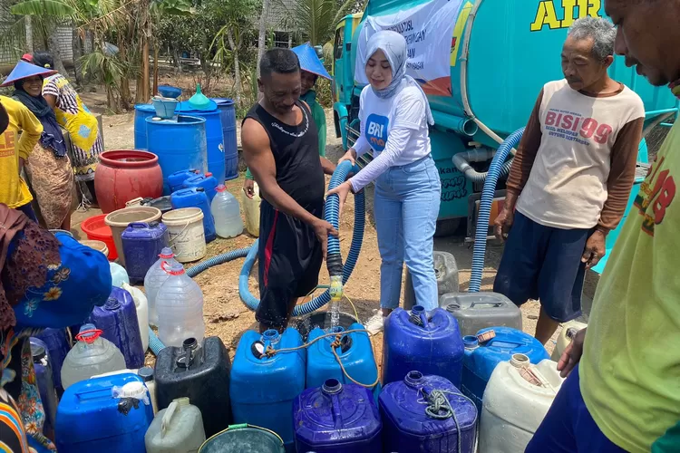 BRI Peduli salurkan bantuan air bersih ke daerah terdampak kekeringan di Jawa Timur. (BRI)