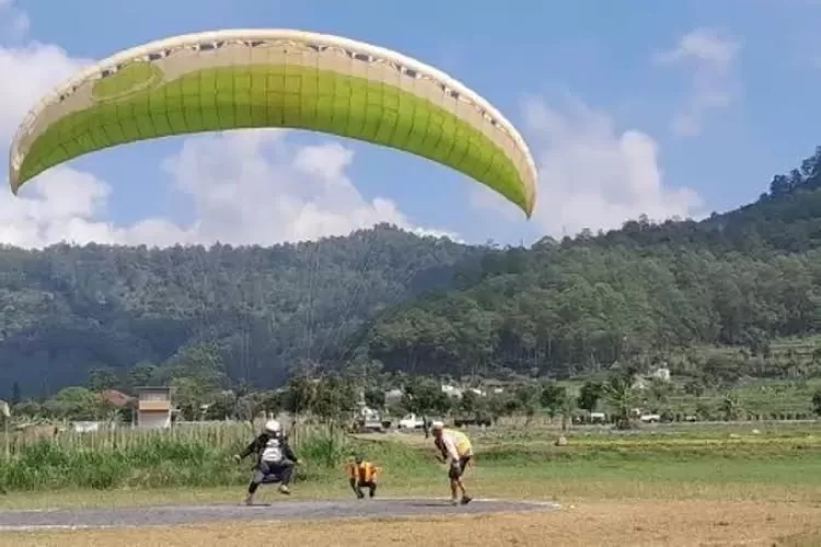 Ilustrasi kegiatan paralayang wisata di Sumedang (Jawapos)