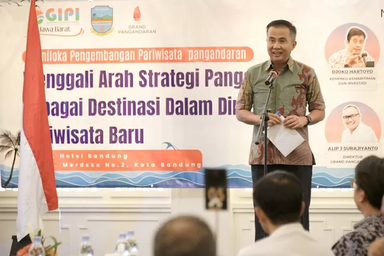 Pj Gubernur Jawa Barat Bey Machmudin membuka Semiloka Pengembangan Kawasan Wisata Pangandaran dalam Menggali Arah Strategi Pangandaran sebagai Destinasi dalam Dimensi Pariwisata Baru di El Hotel Bandung, Kamis (19/10/2023). (Pemprov Jabar)