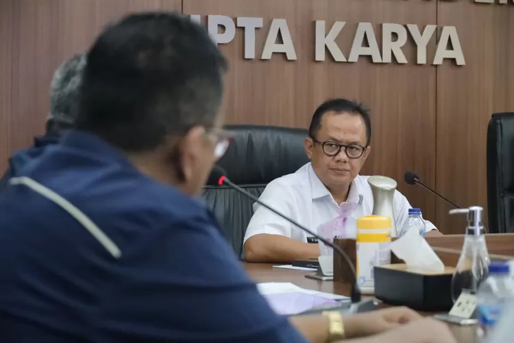 Pj Wali Kota Bekasi Raden Gani Muhamad bicara soal masalah ketersediaan air bersih buat warga akibat limbah. (Pemkot Bekasi)