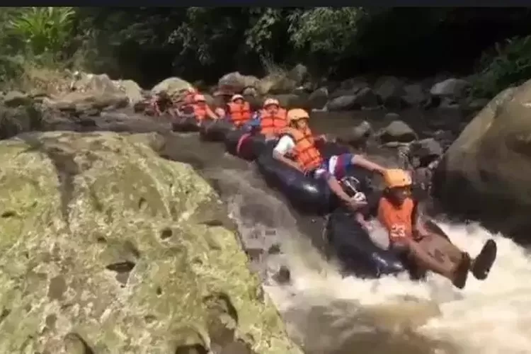 Ilustrasi wisata di Subang, River Tubing Curug Cibareubeuy. (istimewa)