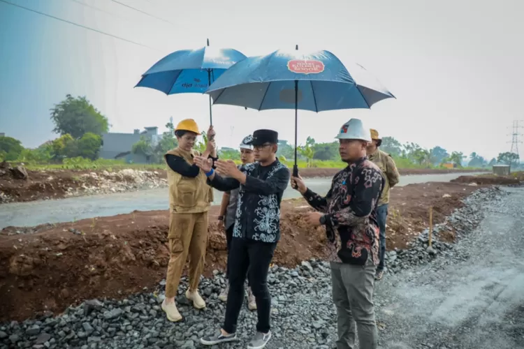Wali Kota Bogor Bima Arya mengecek proyek lanjutan pembangunan Jalan R3. (Prokompim Kota Bogor)