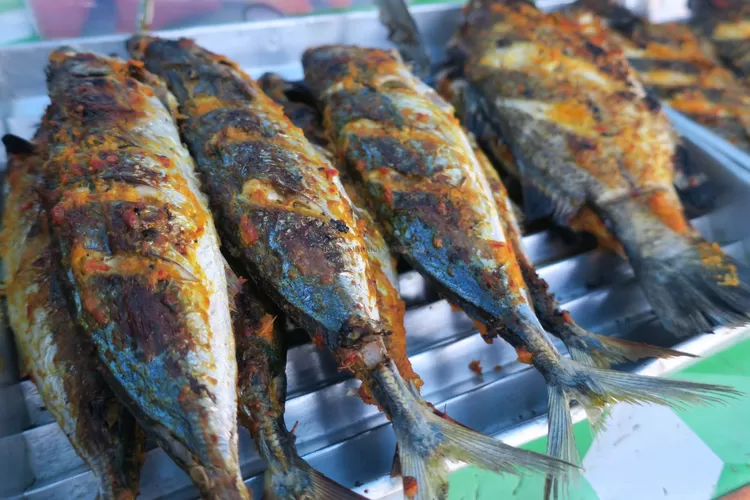 wisata di Subang, tidak hanya menawarkan keindahan alam, tapi juga kuliner seafood yang populer. (radartarakan)