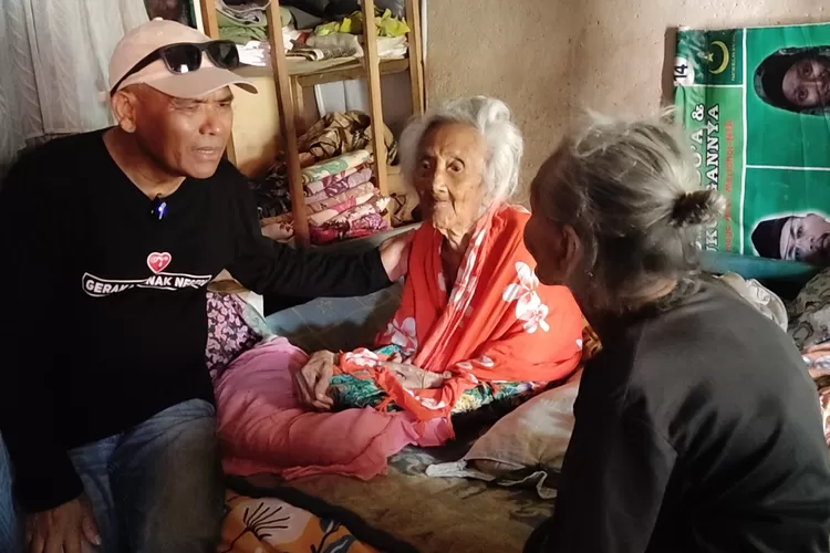 Inisiator Gerakan Anak Negeri (GAN) berbincang dengan Ibu Milati beserta anaknya Tami. Ibu Milati (tengah) diketahui berusia 130 tahun, sedangkan anaknya Tami berusia 100 tahun (kanan). Keduanya merupakan warga berusia seabad yang ada di Pulau Gili Iyang, Kabupaten Sumenep, Jatim. (Reza)