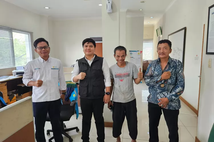 Ketua Repdem Kota Bogor Banu Lesmana Bagaskara mendampingi warga menyampaikan aduan terkait layanan PLN. (Dok pribadi untuk Metropolitan)