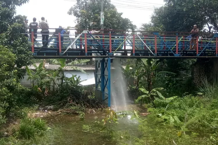Kondisi pipa distribusi air Perumda Tirta Pakuan Kota Bogor yang diduga dirusak oleh warga ahli waris yang mengklaim pemilik tanah diatas pipa tersebu. (Dok Metropolitan)