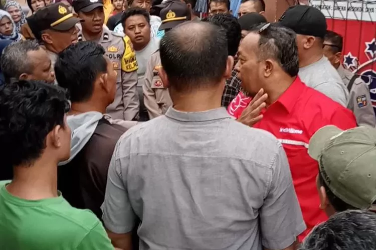 Warga Kampung Muara Lebak mengepung lokasi sengketa lahan ahli waris dengan Perumda Tirta Pakuan Kota Bogor yang berujung perusakan pipa distribusi air. (Ryan/Metropolitan)