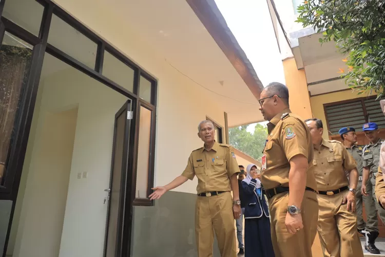 Pj Wali Kota Bekasi Raden Gani Muhamad meninjau dua SMP dan mendapati ada dinding keropos dan lantai yang harus diperbaiki. (Pemkot Bekasi)