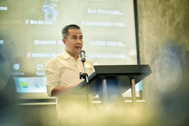 Pj Gubernur Jawa Barat Bey Machmudin dalam Seminar Rancangan Peraturan Gubernur Provinsi Jabar dalam Penyelenggaraan Angkutan Umum Massal Perkotaan dan Pedoman Pembiayaan Pengelolaan Pendapatan dari Layanan Angkutan Massal dan Kawasan Berorientasi Transit di Hotel Mason Pine, Kabupaten Bandung Barat (Humas Jabar)