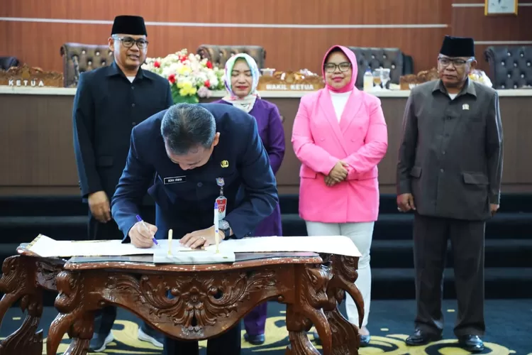 Pj Bupati Purwakarta Benni Irwan menandatangani rancangan KUA PPAS APBD 2024 Purwakarta. (Diskominfo Purwakarta)