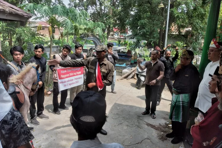 Dalam rangka Hari Ulang Tahun (HUT) Kemerdekaan Republik Indonesia (RI) ke-78 tanggal 17 Agustus 2023 , 7 orang dari Komunitas Sosial Berkuda Ogan Ilir  (Koboi) menggelar  napak tilas perjuangan  Pangeran Sido Ing Rejek ,  Berkuda Indralaya-Palembang  16 sampai 17 Agustus 2023. yang kuburannya berad (dok)