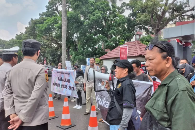 Aliansi Seniman Menggugat (Asam) melakukan aksi ke Kantor Gubernur Sumsel,  Selasa (29/8/2023). Mereka menuntut antara lain DKSS dibekukan dan digelar Musdalub. (dok)