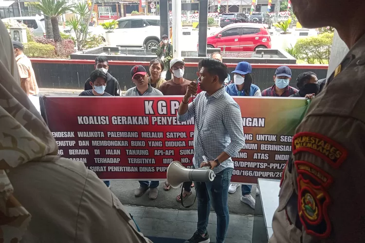 Massa Koalisi Gerakan Penyelamat Lingkungan (KGPL) menggelar aksi demo di depan kantor Walikota Palembang, pada Kamis (31/08/23).  (DN/KetikPos.com)