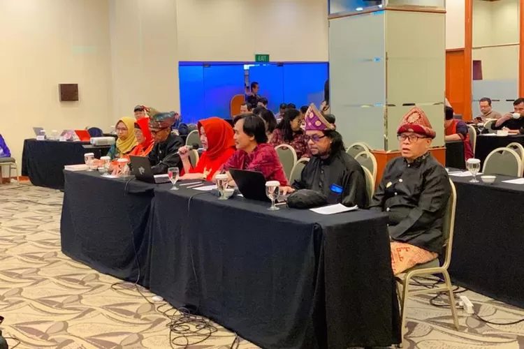 Perwakilan Dinas Kebudayaan dan Pariwisata  Sumsel  Dian Permata Suri, Budayawan Vebri Al Lintani (mengawal Incang-incang dan Telok Abang), Abdullah (mengawal sedekah  Balaq), Suhardi Hermi (mengawal Jidur), Yessi dan Martini (mengawal tari eray-eray) saat sidang penetapan WBTb. (dok)