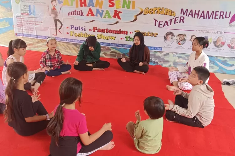 LATIHAN MEDITASI - Bagi calon aktor dan aktris di Teater Mahameru dilatih latihan meditasi (konsentrasi) untuk menajamkan daya intuisi. (dok)
