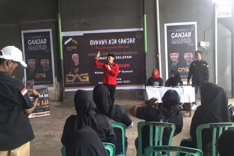 Bendahara DPD TMP PDI Perjuangan, Toni S.Kom saat menyampaikan masukan kepada relawan DAG usai membagikan masker  (Dok Ist)