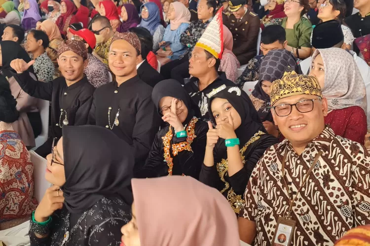 Rizqika dan Azmi didampingi Kepala SMP PCI Beny Saputro dan Ketua Yayasan PCI menghadiri detik-detik proklamsi di Istana Negara - Foto: Istimewa 