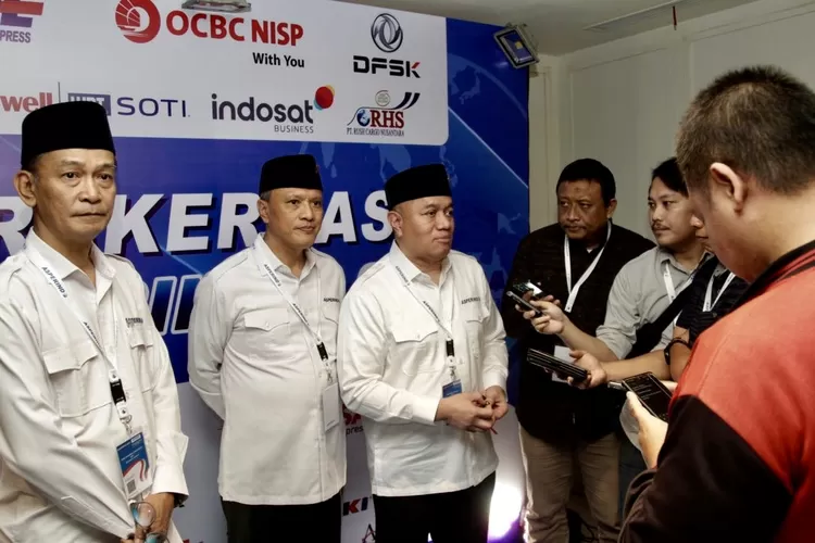 Ketua Umum Asperindo H. Mohamad Feriadi (paling kanan) didampingi Ketua OC H. Budi Paryanto (tengah) dan Sekjen Asperindo H. Trian Yuserma memberikan keterangan kepada awak media  - Foto: Henry Lukmanul Hakim