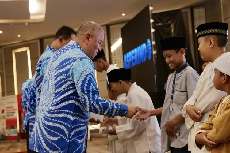 Ketua Umum DPP Asperindo H. Mohamad Feriadi diikuti pengurus Asperindo lainnya menyantuni anak yatim - Foto: Henry Lukmanul Hakim