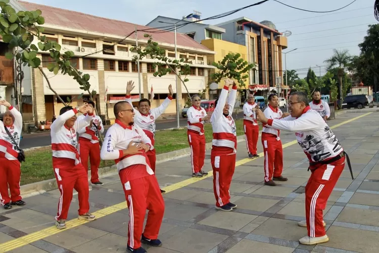 Direktur Utama Rush Cargo Nusantara H. Hari Sugiandhi mengabadikan peserta senam pagi dengan ponselnya - Foto: Henry Lukmanul Hakim