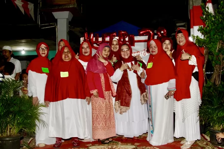 Ibu-ibu warga RT 01 - RW 05 Cibodas Kota Tangerang berfoto bersama usai menggelar fashion show dengan tema Merah Putih - Foto: Henry Lukmanul Hakim