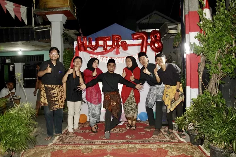 Panitia Malam Tasyakuran Warga RT 01 - RW 05 Cibodas, Kota Tangerang berfoto bersama - Foto: Henry Lukmanul Hakim