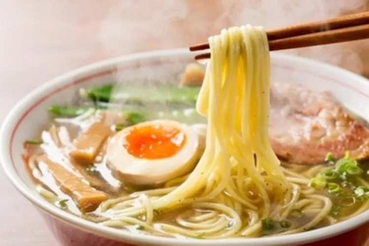 Ilustrasi ramen ala Jepang. (Kredit: Shutterstock/HikoPhotography)